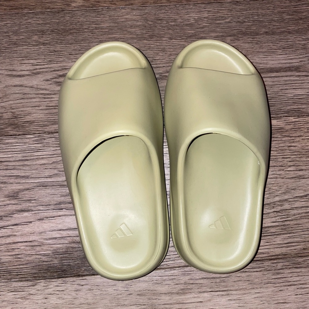 Adidas Yeezy Slide: Resin - Picture 2 of 11